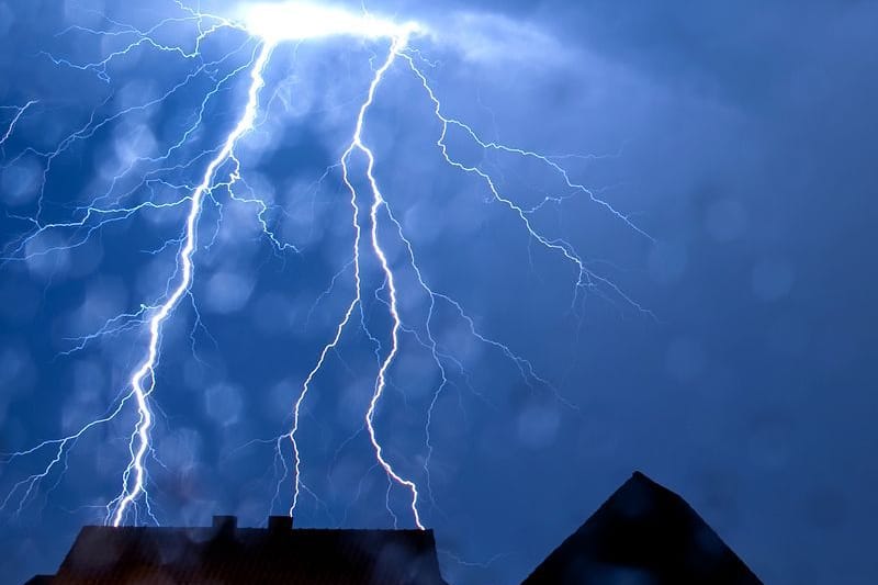 Ein Blitz schlägt während eines Gewitters ein: Auch in der neuen Woche drohen Unwetter.