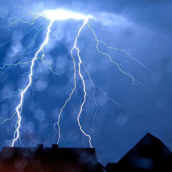 Ein Blitz schlägt während eines Gewitters ein: Auch in der neuen Woche drohen Unwetter.