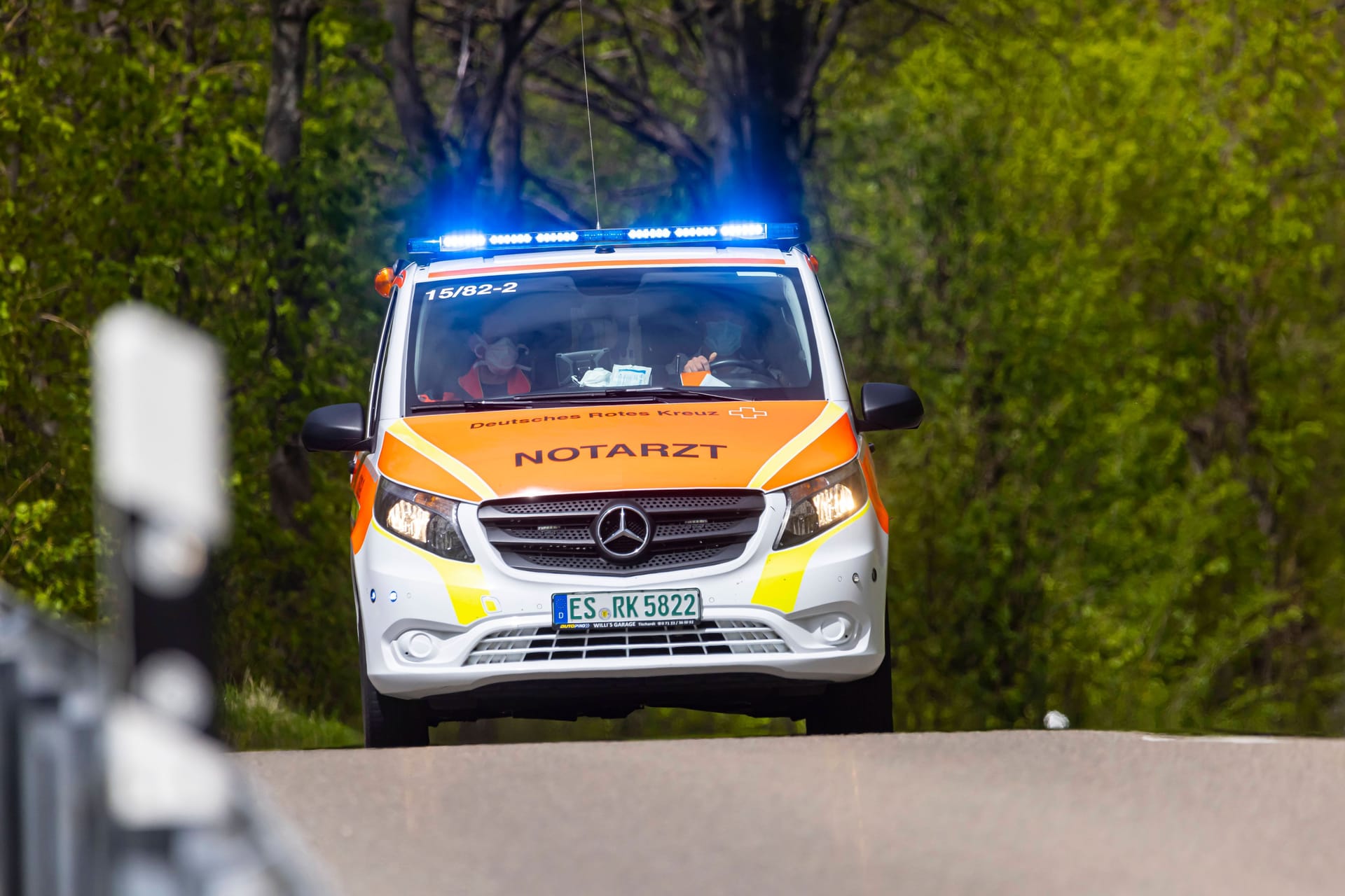 Ein Rettungswagen fährt auf einer Straße (Symbolbild): Nach einem Unfall blieb eine Kreisstraße im Landkreis Esslingen stundenlang gesperrt.