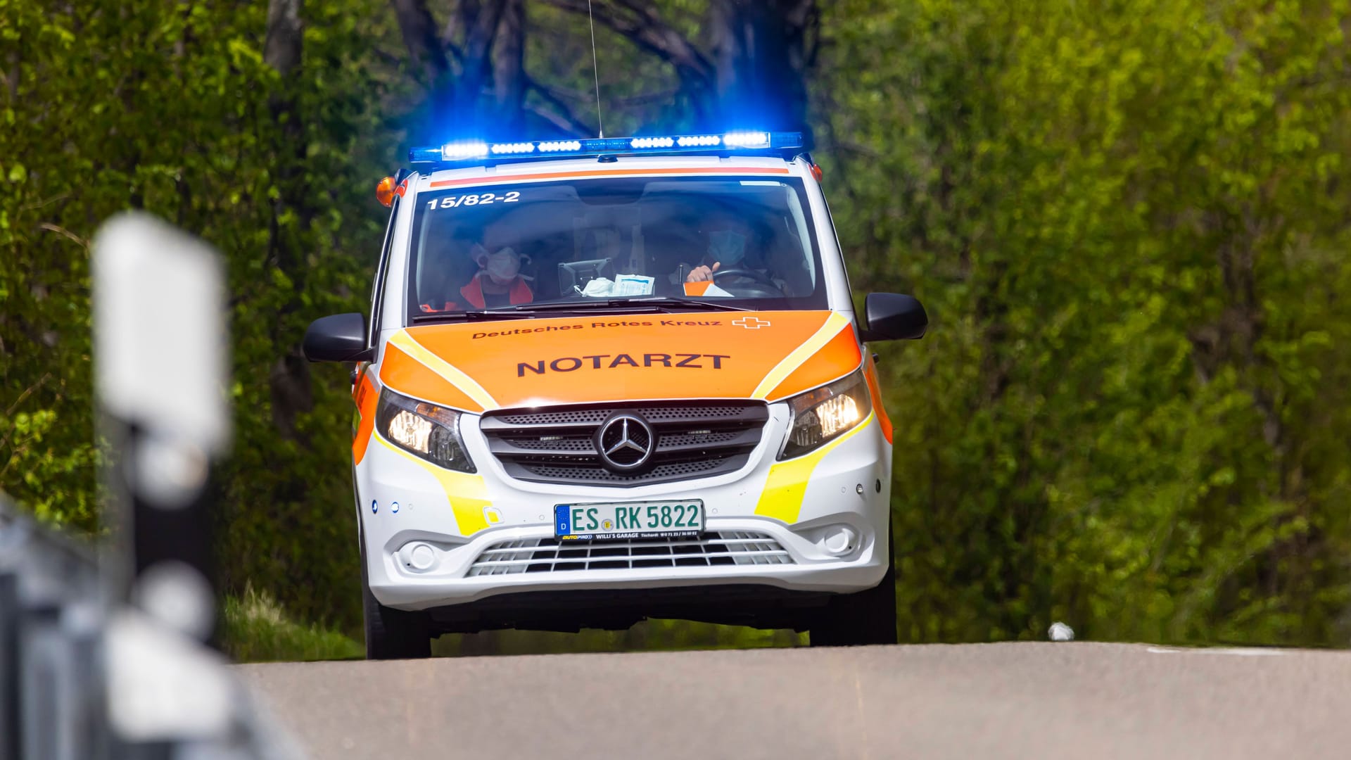 Ein Rettungswagen fährt auf einer Straße (Symbolbild): Nach einem Unfall blieb eine Kreisstraße im Landkreis Esslingen stundenlang gesperrt.