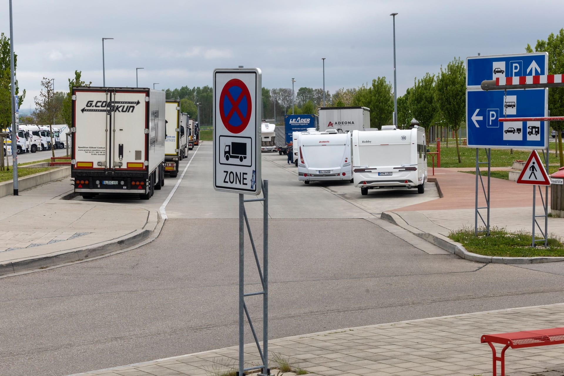 Autobahn Raststätte Fürholzen West bei München. Hier herrscht Platzmangel, wenn Camper eine Stellmöglichkeit suchen.