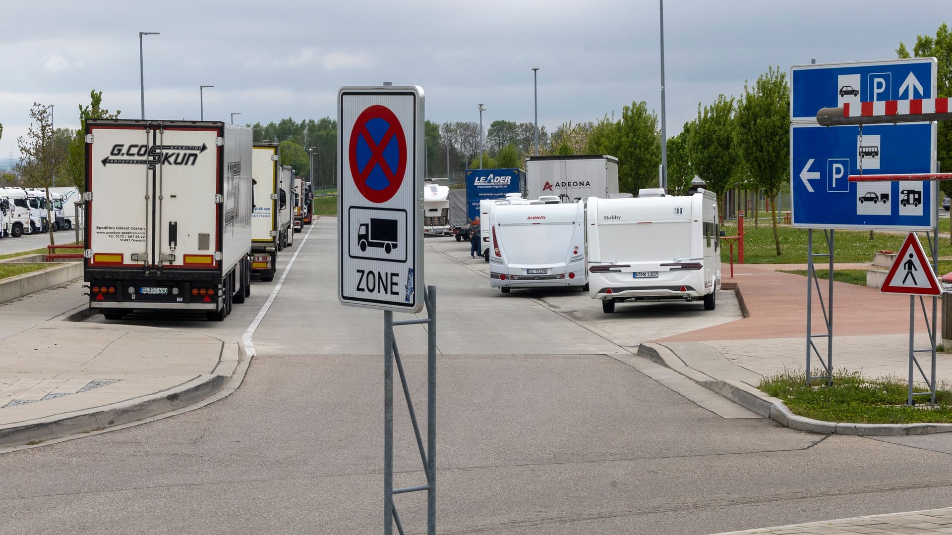 Autobahn Raststätte Fürholzen West bei München. Hier herrscht Platzmangel, wenn Camper eine Stellmöglichkeit suchen.