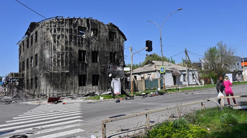 Anwohner gehen an beschädigten Gebäuden im Zentrum von Pokrowsk vorbei, dem Schauplatz der schwersten Gefechte mit den russischen Truppen in der Region Donezk.