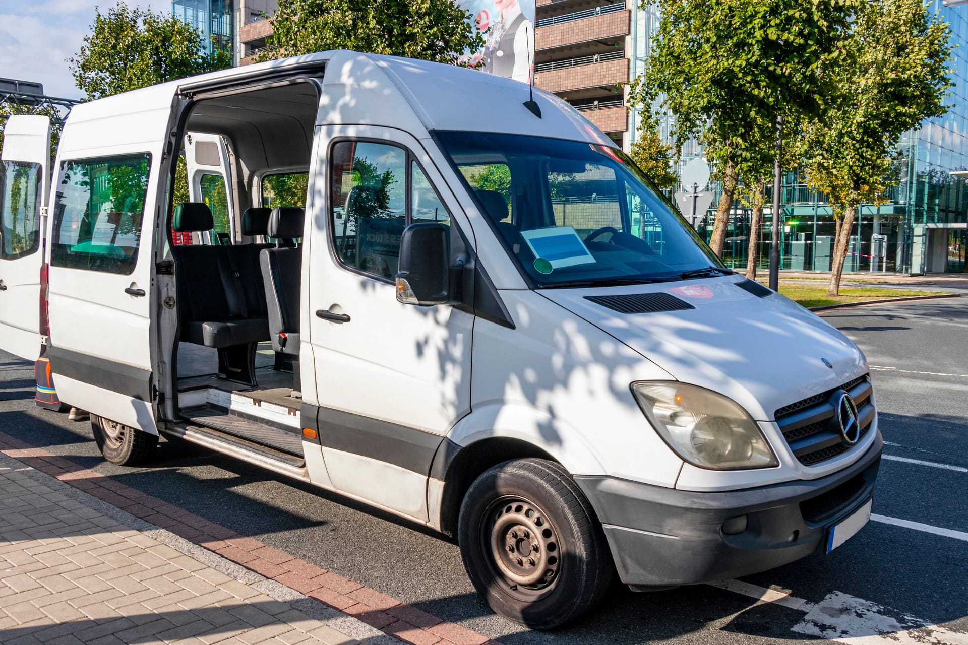 Ein weißer Transporter (Symbolbild): Mit einem solchen Auto soll ein Mann versucht haben, zwei Polizistinnen zu überfahren.