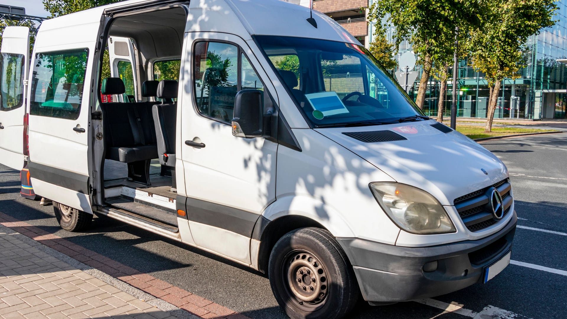 Ein weißer Transporter (Symbolbild): Mit einem solchen Auto soll ein Mann versucht haben, zwei Polizistinnen zu überfahren.
