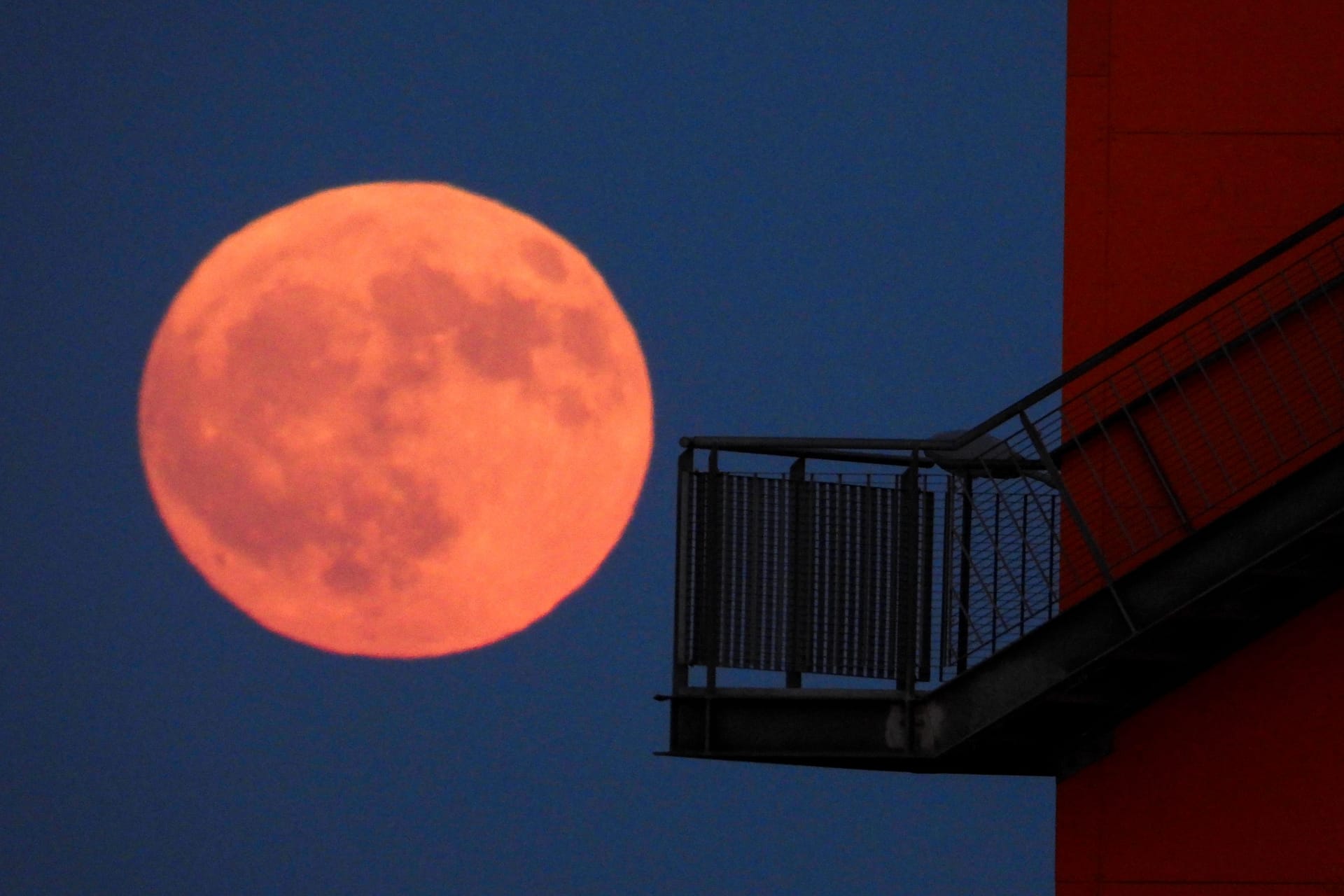 Erdbeermond über Hamburg (Archivbild): Der tief stehende Vollmond sorgt für eine eindrucksvolle Illusion am Nachthimmel.