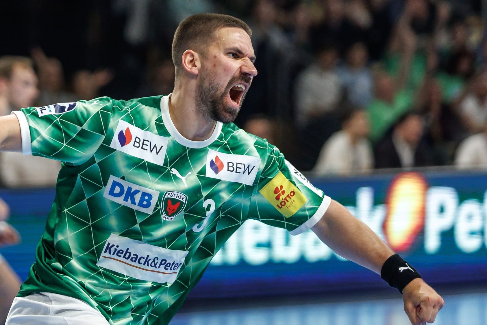 Fabian Wiede jubelt: Auch gegen Gummersbach gab es für die Füchse Berlin einen deutlichen Sieg.