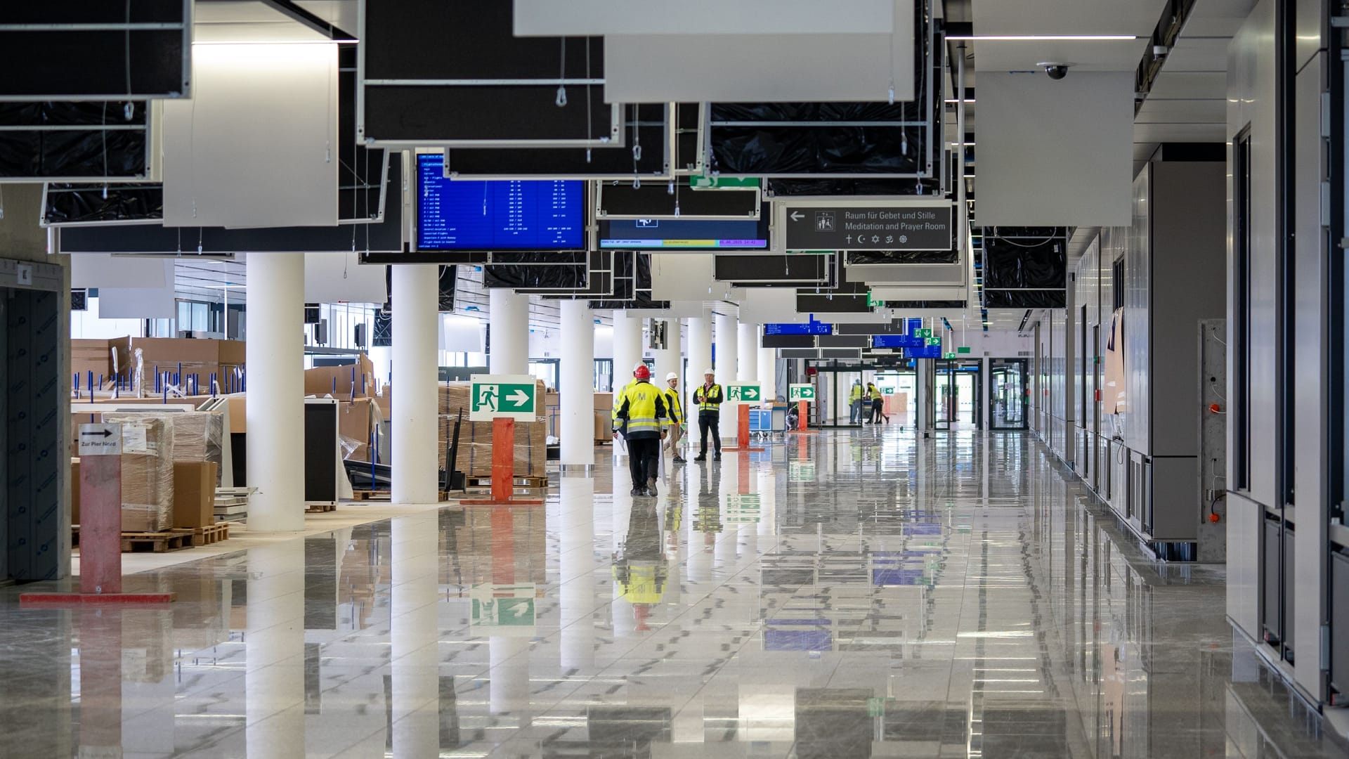 Blick in den neuen Mittelgang des Terminal -1-Flugsteigs: Die Wege zu den Gates sind bereits fertig ausgebaut. Die Eröffnung ist für 2026 geplant. Blick in den neuen Mittelgang des Terminal -1-Flugsteigs: Die Wege zu den Gates sind bereits fertig ausgebaut. Die Eröffnung ist für 2026 geplant.