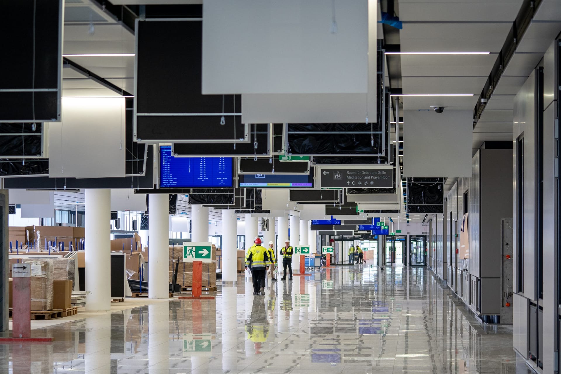 Blick in den neuen Mittelgang des Terminal -1-Flugsteigs: Die Wege zu den Gates sind bereits fertig ausgebaut. Die Eröffnung ist für 2026 geplant.