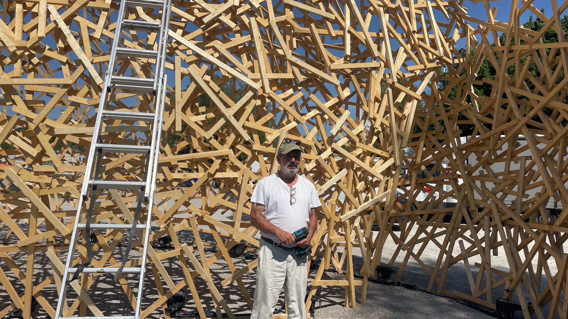 Künstler Martin Steinert über seine Skultpur: "Meine wooden cloud ist ein lebendes Werk. Hier dürfen und sollen sich alle beteiligen".