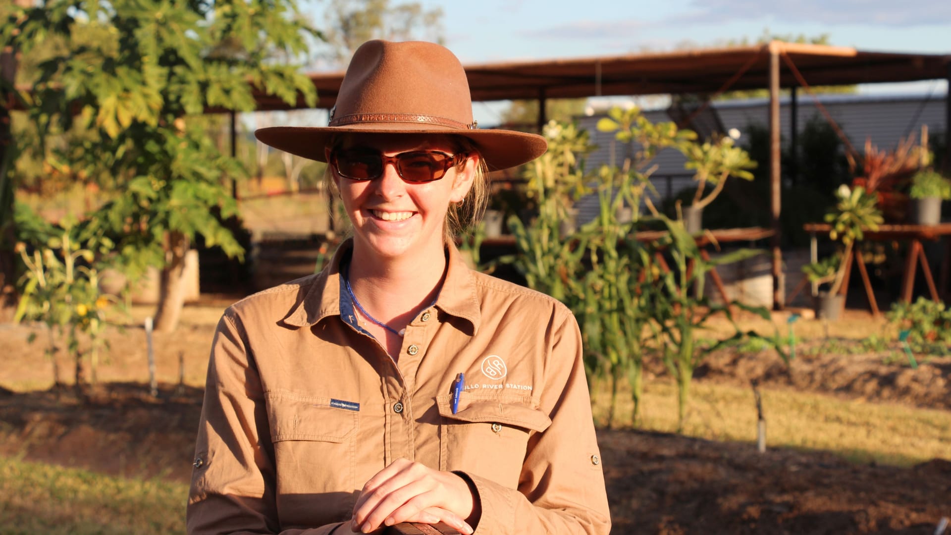 Bullo-River-Tourguide Emily zeigt den Gästen die Umgebung, hier den Gemüsegarten der Farm. "Es ist ein fantastischer Ort, um zu leben und arbeiten."