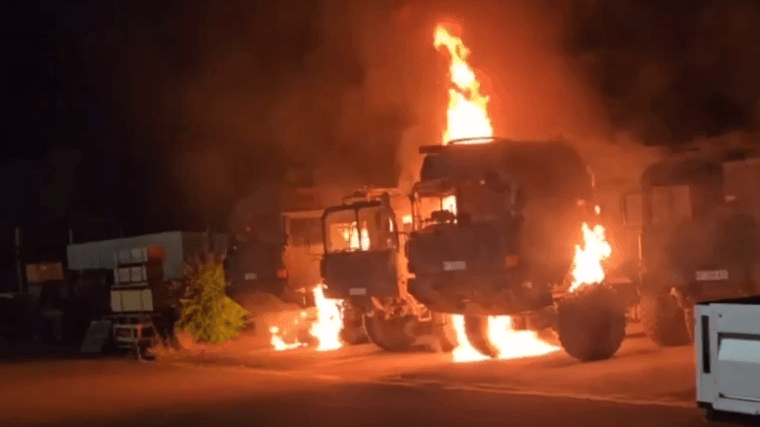 Screenshot aus dem verbreiteten Video: Setzten russische Saboteure die Bundeswehrfahrzeuge in Erfurt in Brand?