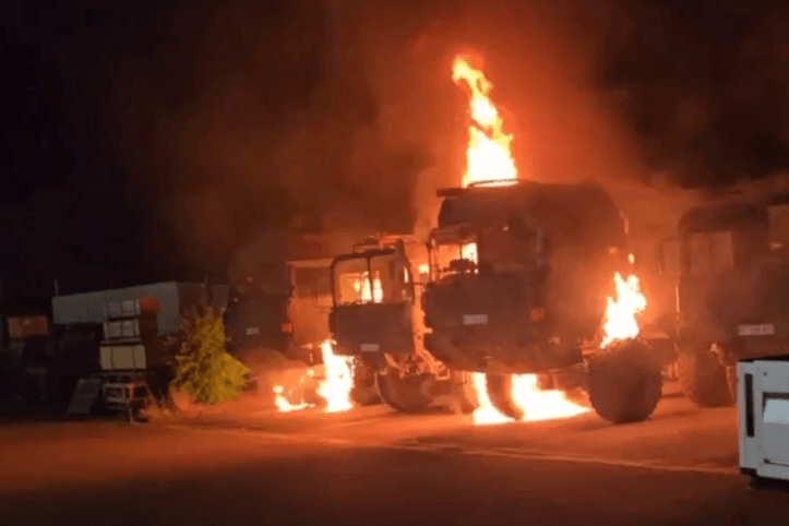 Screenshot aus dem verbreiteten Video: Setzten russische Saboteure die Bundeswehrfahrzeuge in Erfurt in Brand?
