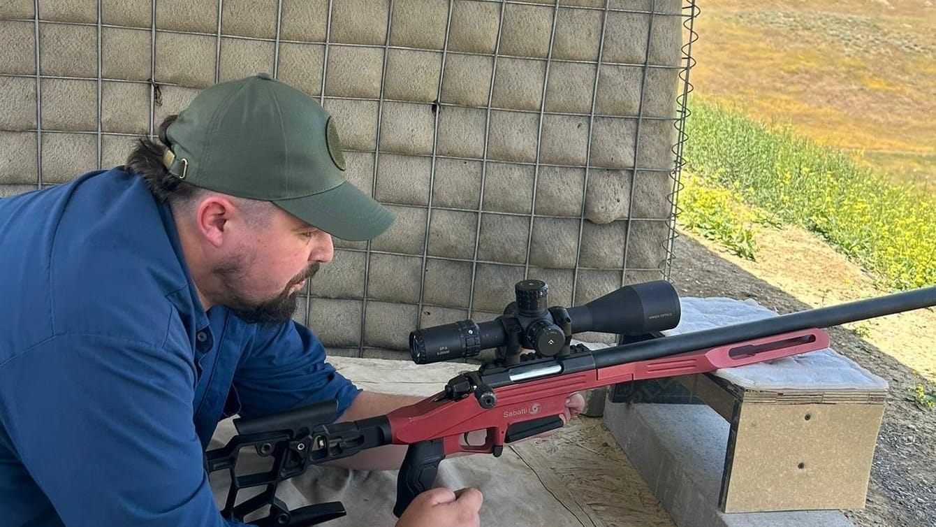 t-online-Reporter Tobias Schibilla erlernt auf dem Azatazen-Schießstand bei Eriwan den Umgang mit einem Scharfschützengewehr.