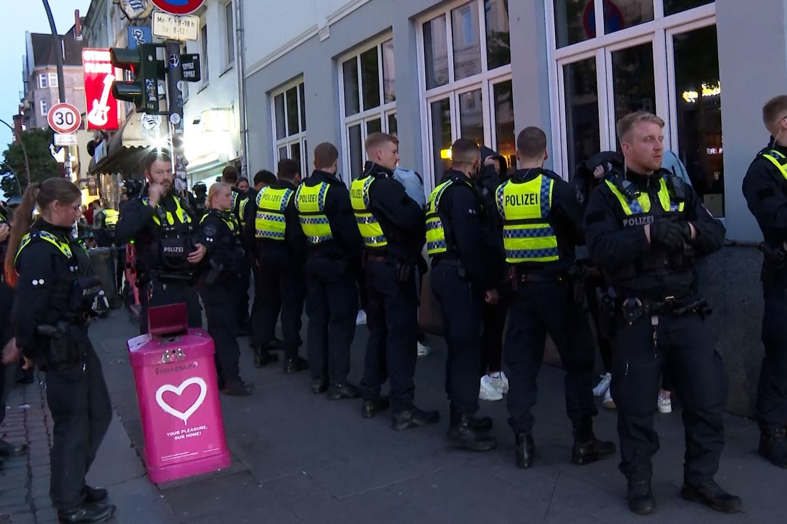 Großeinsatz auf dem Kiez: die Hamburger Polizei kontrollierte Personen auf St. Pauli.