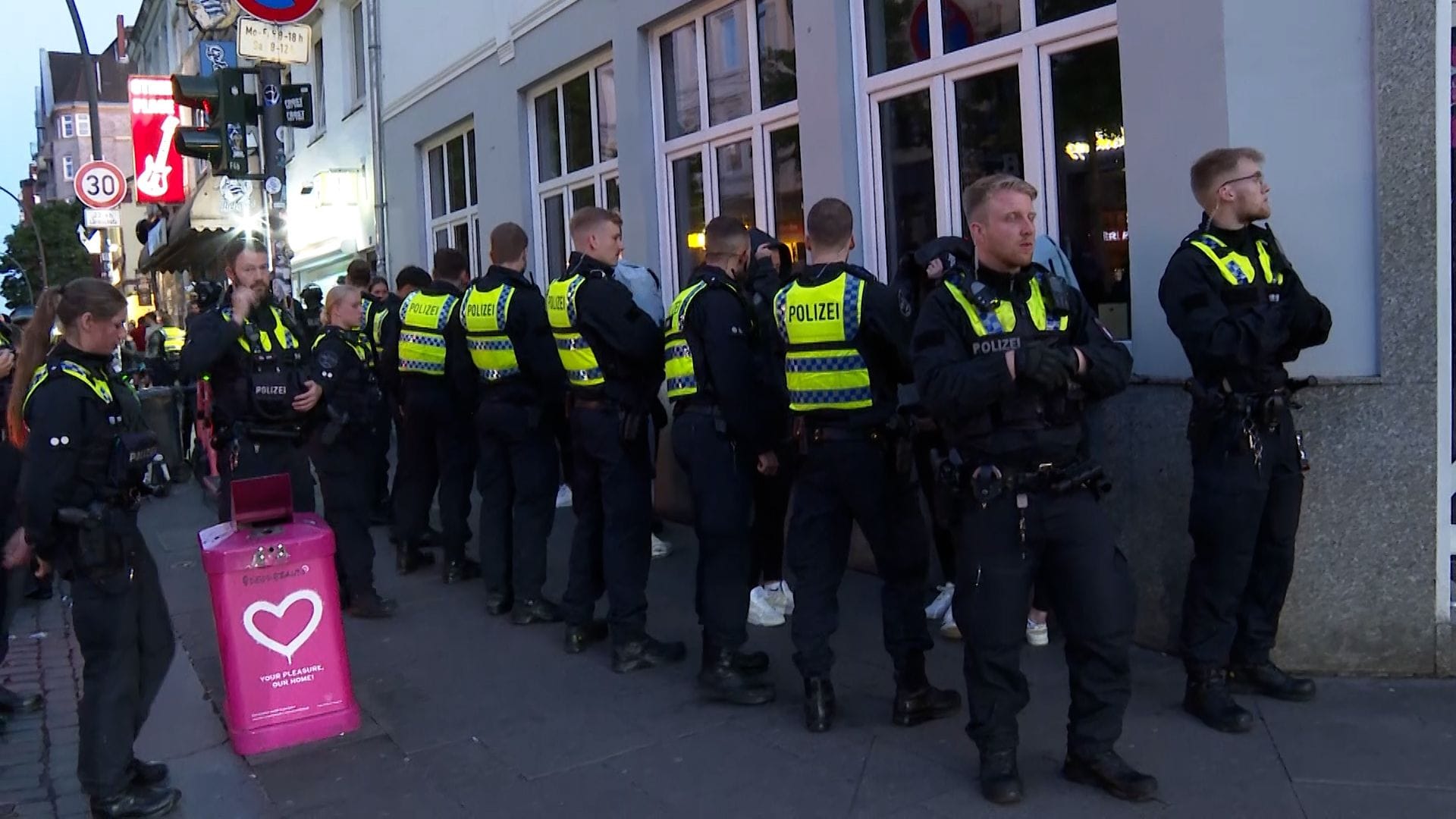 Großeinsatz auf dem Kiez: die Hamburger Polizei kontrollierte Personen auf St. Pauli. Großeinsatz auf dem Kiez: die Hamburger Polizei kontrollierte Personen auf St. Pauli.