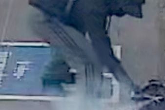 Der Unbekannte legt einen Sprengsatz an einem Kiosk ab: Die Polizei fragt: Wer kennt diesen Mann?