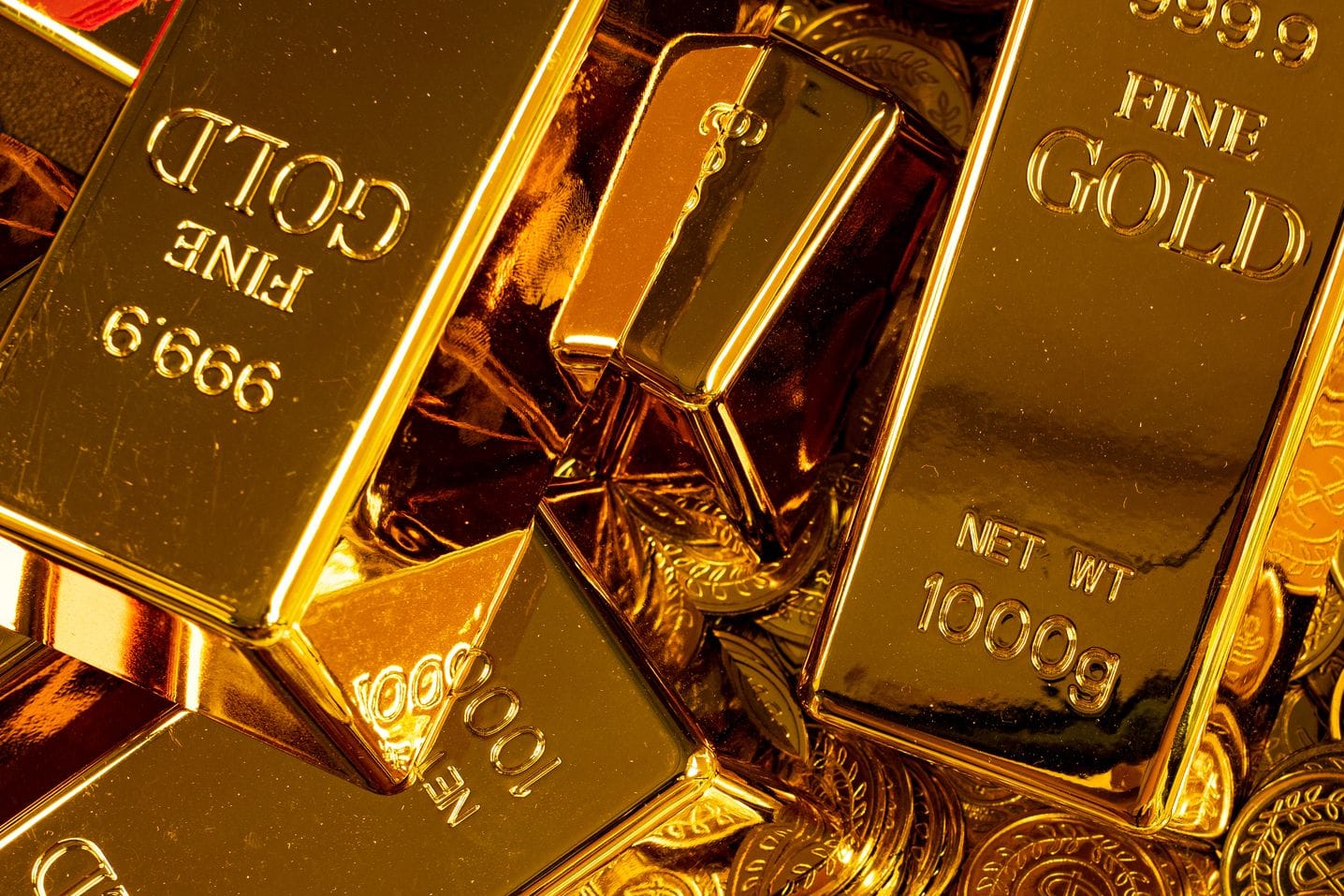 Goldbarren und Münzen