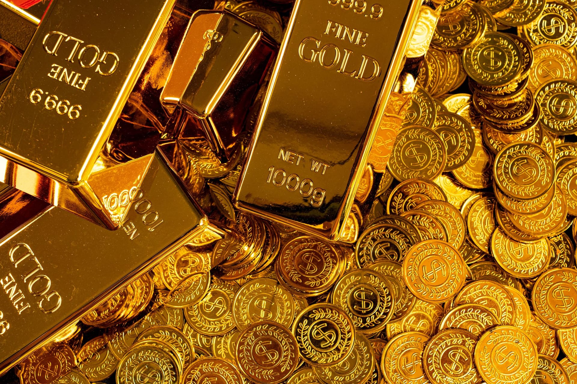 Goldbarren und Münzen