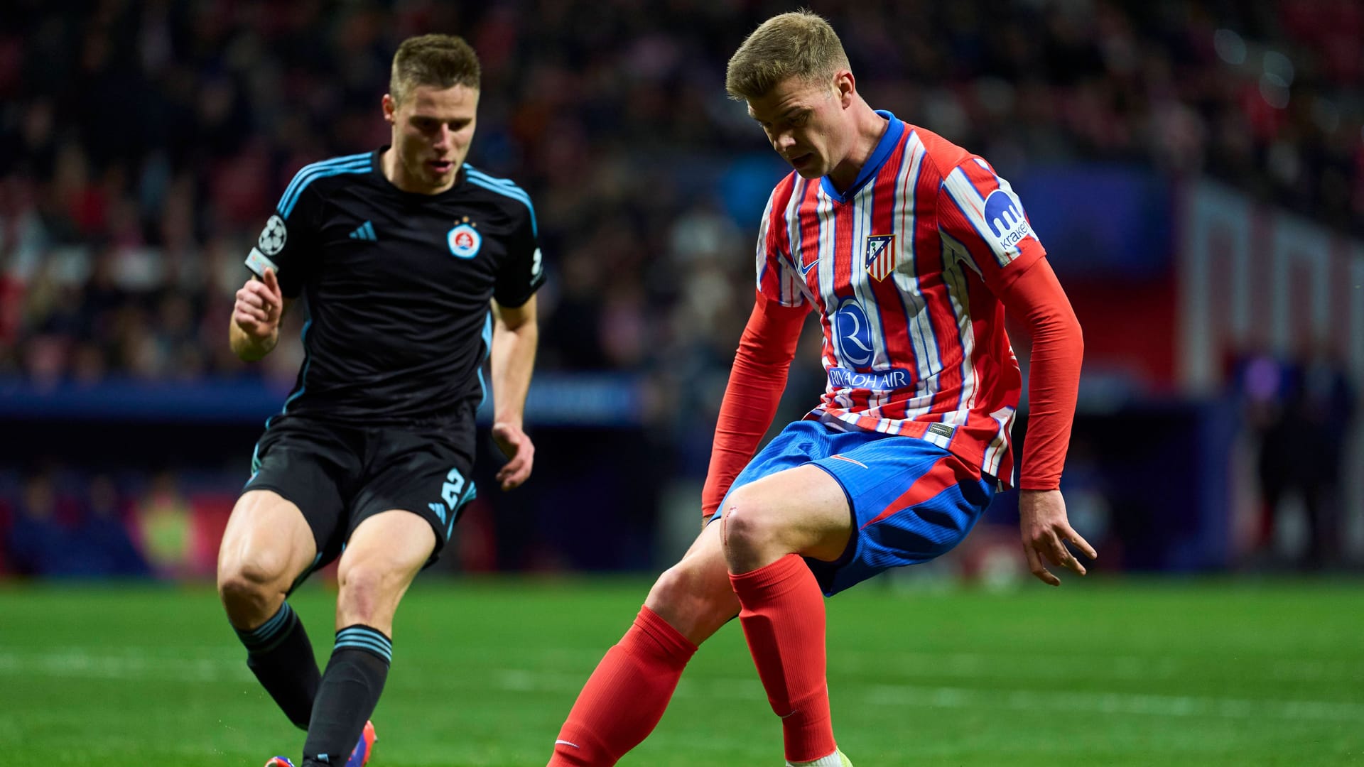 Siemen Voet (l.) gegen Atlético Madrids Alexander Sørloth: Für Bratislava bestritt der Belgier drei Spiele in der Champions League.