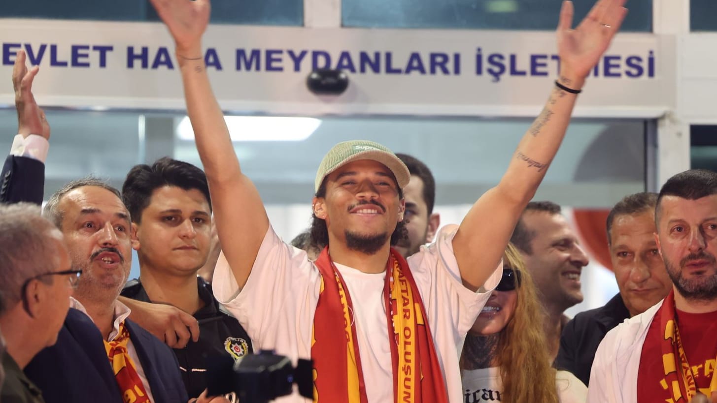 Leroy Sané bei seiner Ankunft in Istanbul: Der Angreifer unterschreibt bei Galatasaray bis 2028.