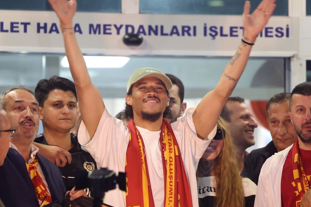 Leroy Sané bei seiner Ankunft in Istanbul: Der Angreifer unterschreibt bei Galatasaray bis 2028.