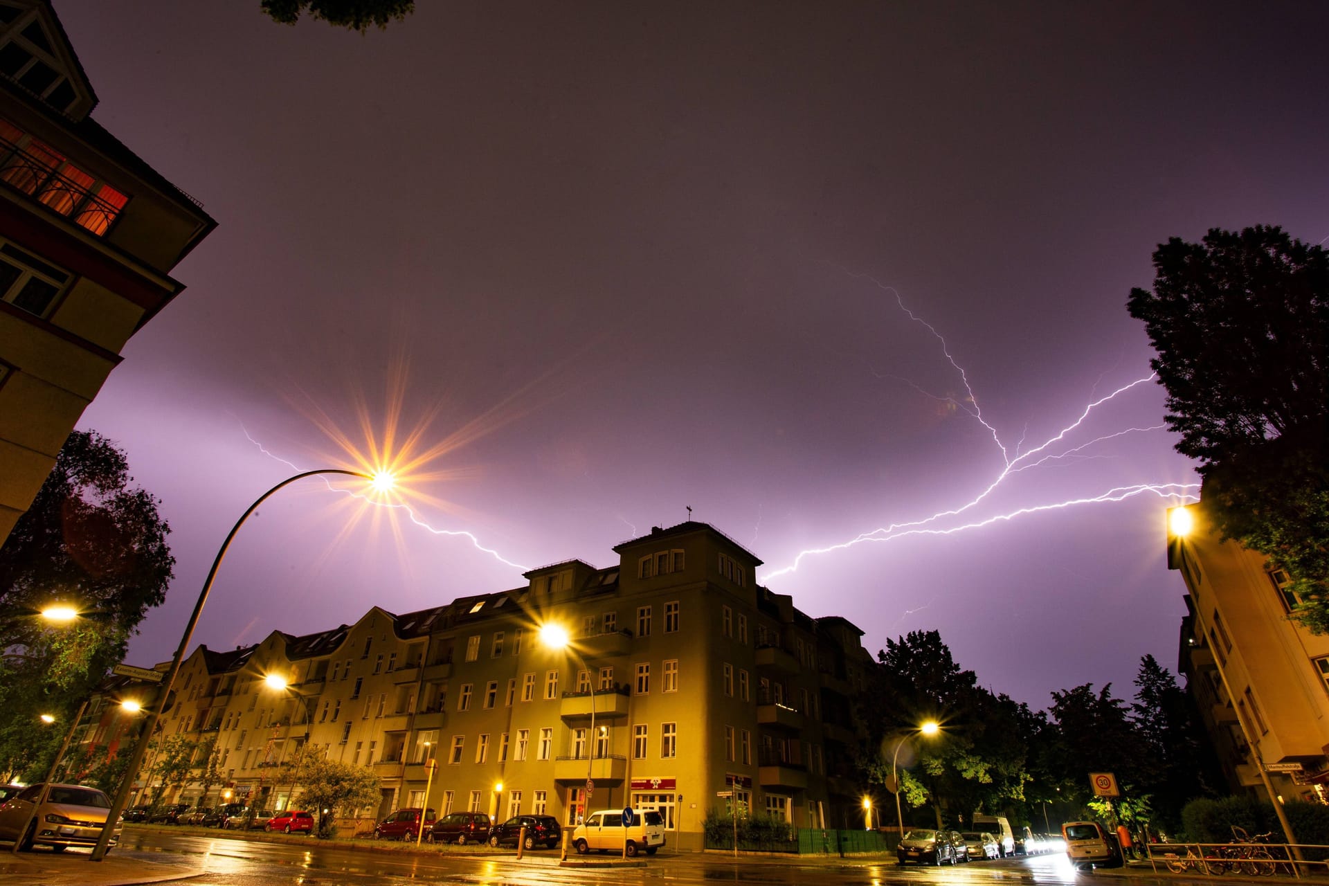 Gewitter über Berlin (Archivbild): Nach heißen Tagen kann es in der Hauptstadt ungemütlich werden.
