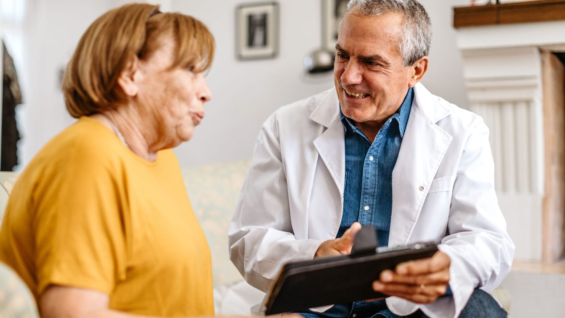 Arzt macht Hausbesuch bei seiner Patientin