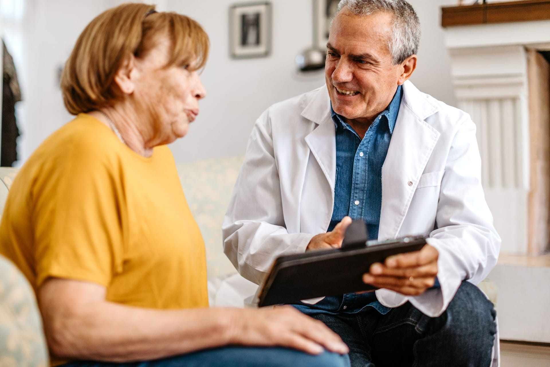 Arzt macht Hausbesuch bei seiner Patientin
