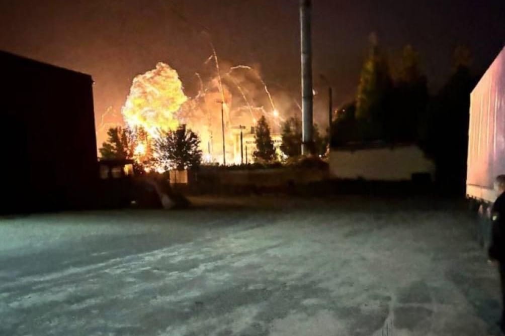 Ein großer Feuerball steigt auf. Die Aufnahme soll schwere Explosionen am russischen Flughafen in Brjansk zeigen.