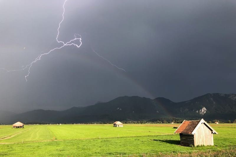 Blitzeinschlag in den Bergen (Symbolbild): Drei Bergsteiger wurden von einem Gewitter überrascht.