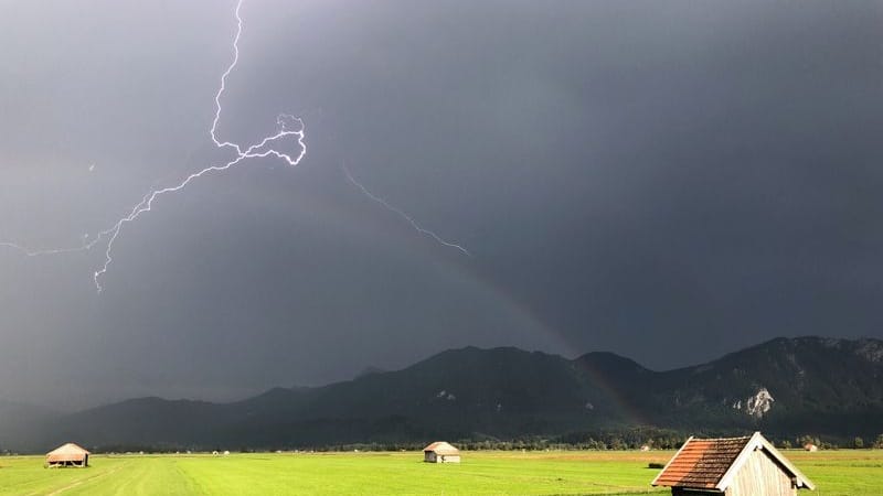 Blitzeinschlag in den Bergen (Symbolbild): Drei Bergsteiger wurden von einem Gewitter überrascht.