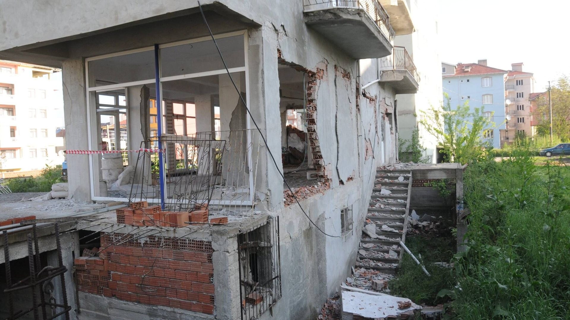 Am späten Abend des 19. Mai 2011 erschütterte ein Erdbeben der Stärke 5,8 die westliche Türkei. Nach offiziellen Angaben kamen mindestens zwei Menschen ums Leben.