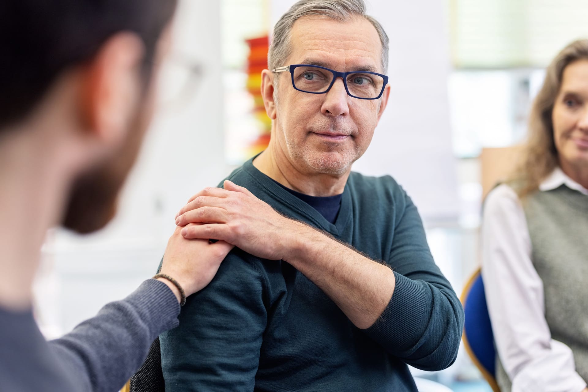 Junger Mann legt einem älteren Mann tröstend die Hand auf die Schulter: Depressionen sind eine ernst zu nehmende Erkrankung.