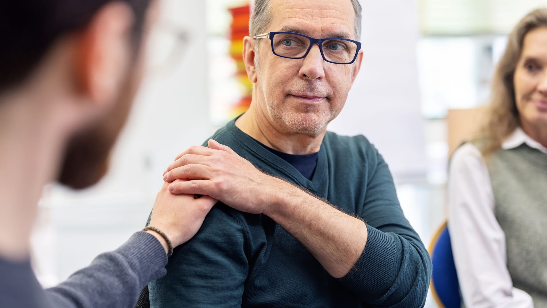 Junger Mann legt einem älteren Mann tröstend die Hand auf die Schulter: Depressionen sind eine ernst zu nehmende Erkrankung.