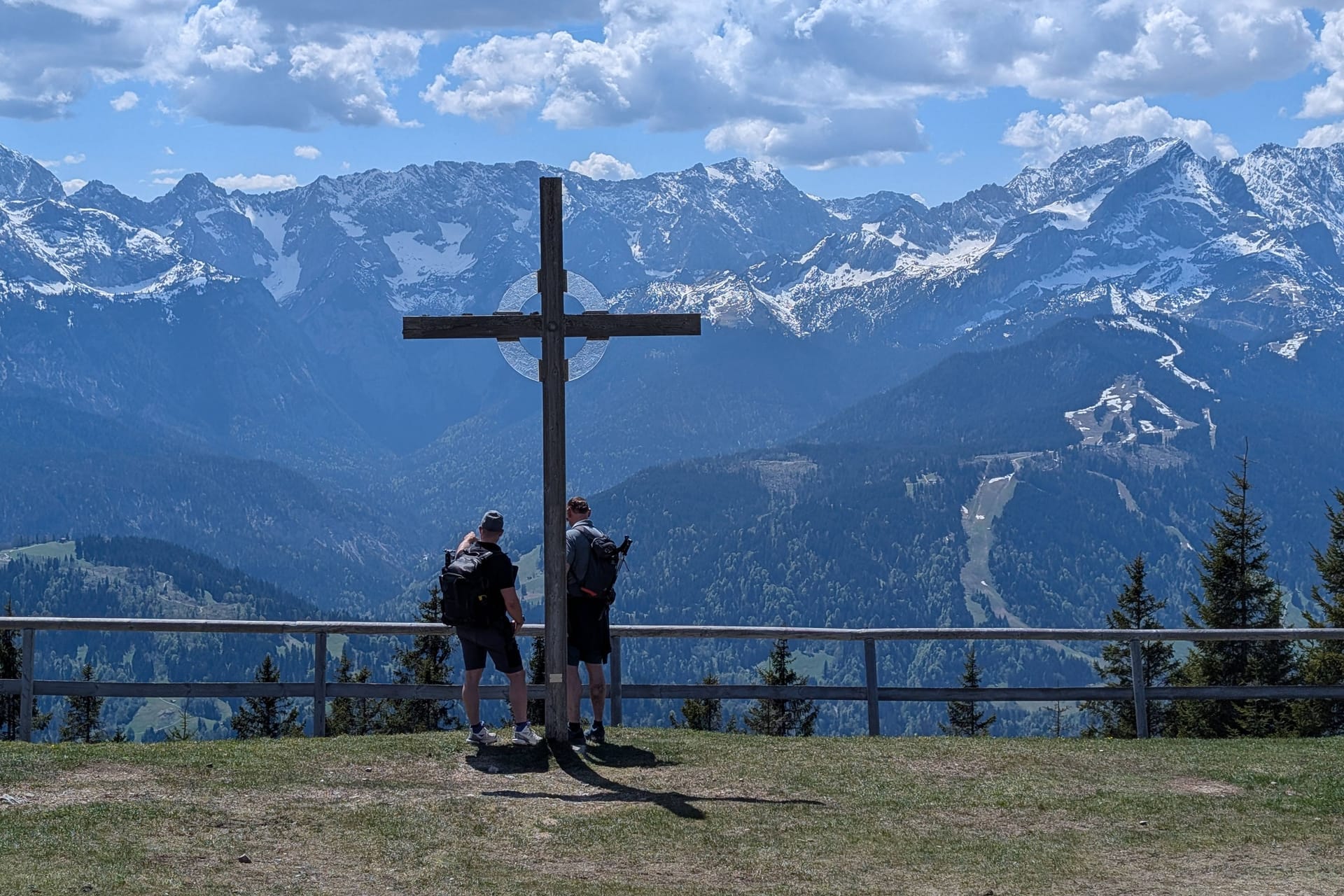 Berge in den Bayerischen Alpen (Archivbild): Nahe Garmisch-Partenkirchen mussten Rettungskräfte zwei tote Wanderer bergen.