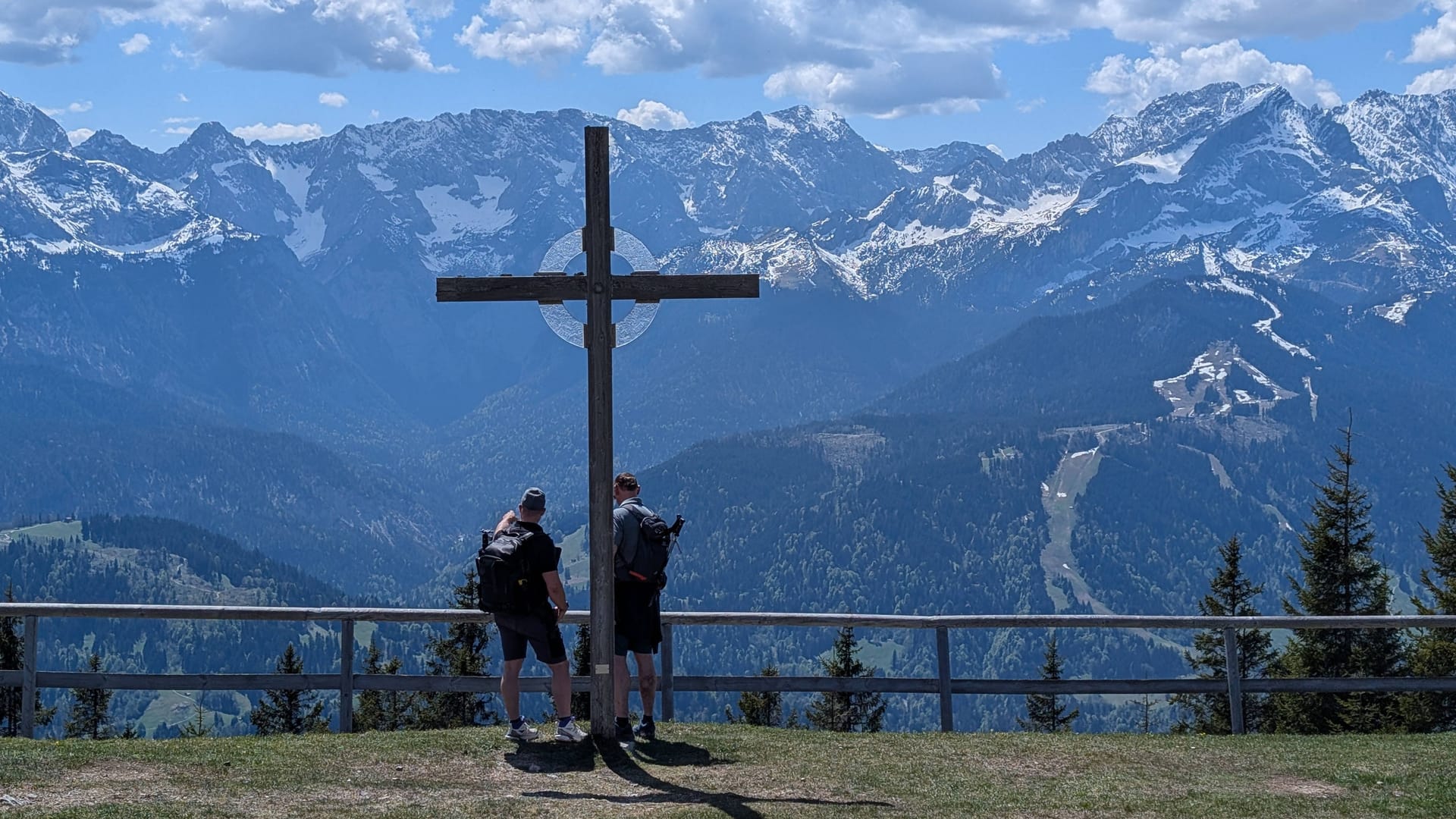 Berge in den Bayerischen Alpen (Archivbild): Nahe Garmisch-Partenkirchen mussten Rettungskräfte zwei tote Wanderer bergen.