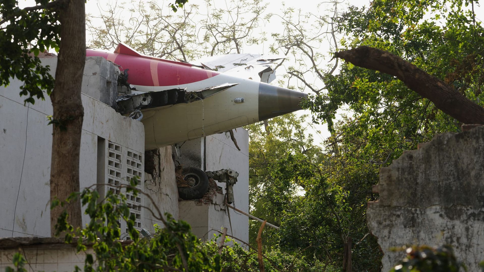 Teile des abgestürzten Flugzeugs in Indien: Der Dreamliner machte in der Vergangenheit immer wieder Probleme.