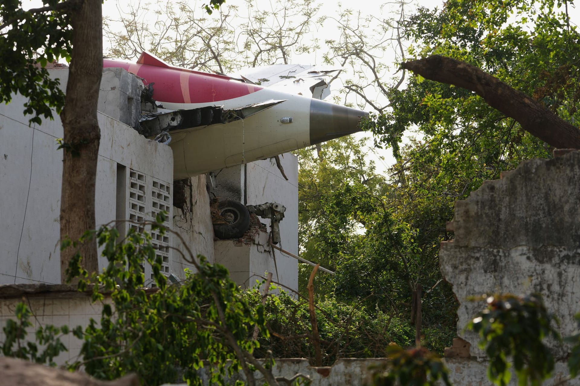 Teile des abgestürzten Flugzeugs in Indien: Der Dreamliner machte in der Vergangenheit immer wieder Probleme.