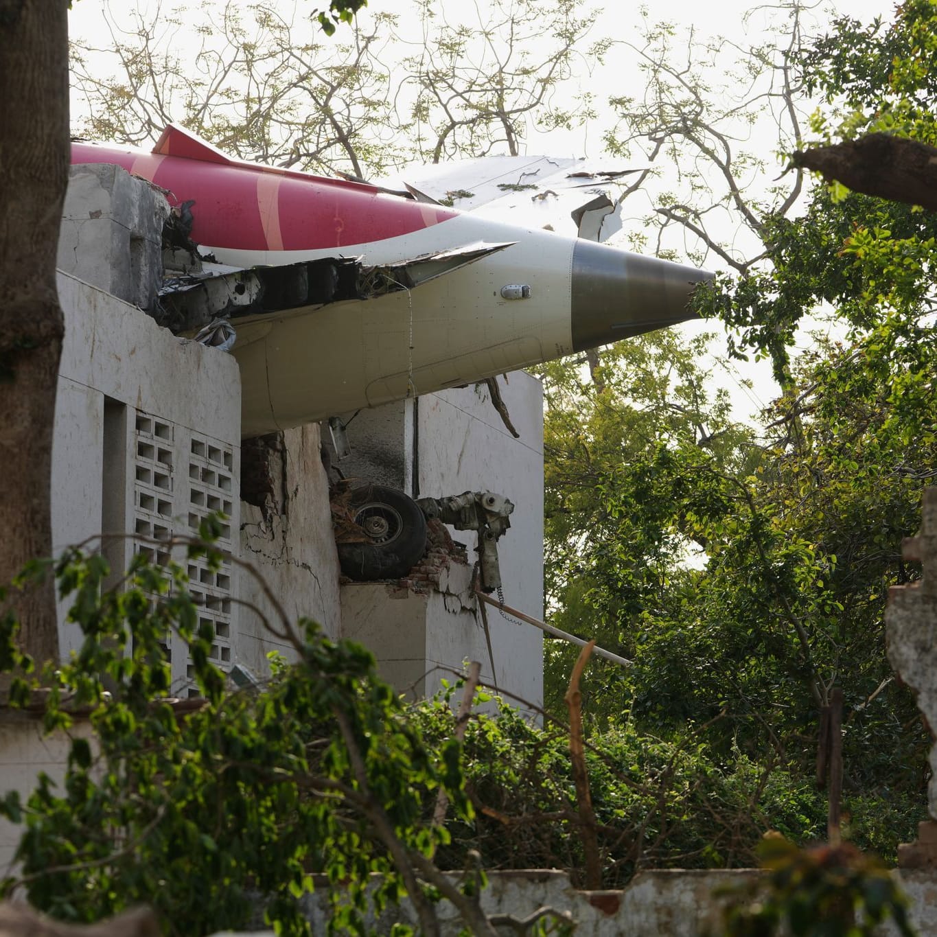Teile des abgestürzten Flugzeugs in Indien: Der Dreamliner machte in der Vergangenheit immer wieder Probleme.