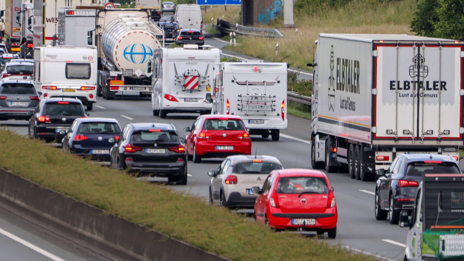 Stau auf der Autobahn (Symbolfoto): Auf der rechten Rheinseite wird am letzten Juni-Wochenende eine Autobahn gesperrt. Stau auf der Autobahn (Symbolfoto): Auf der rechten Rheinseite wird am letzten Juni-Wochenende eine Autobahn gesperrt.