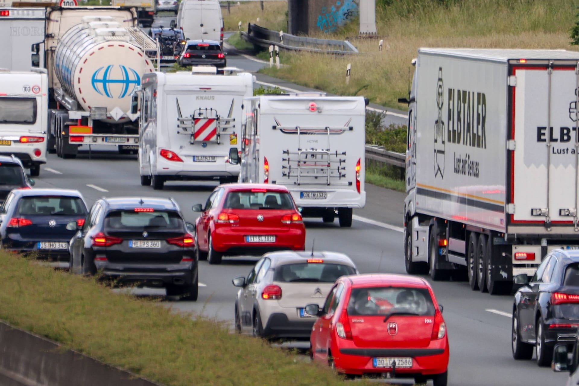 Stau auf der Autobahn (Symbolfoto): Auf der rechten Rheinseite wird am letzten Juni-Wochenende eine Autobahn gesperrt.