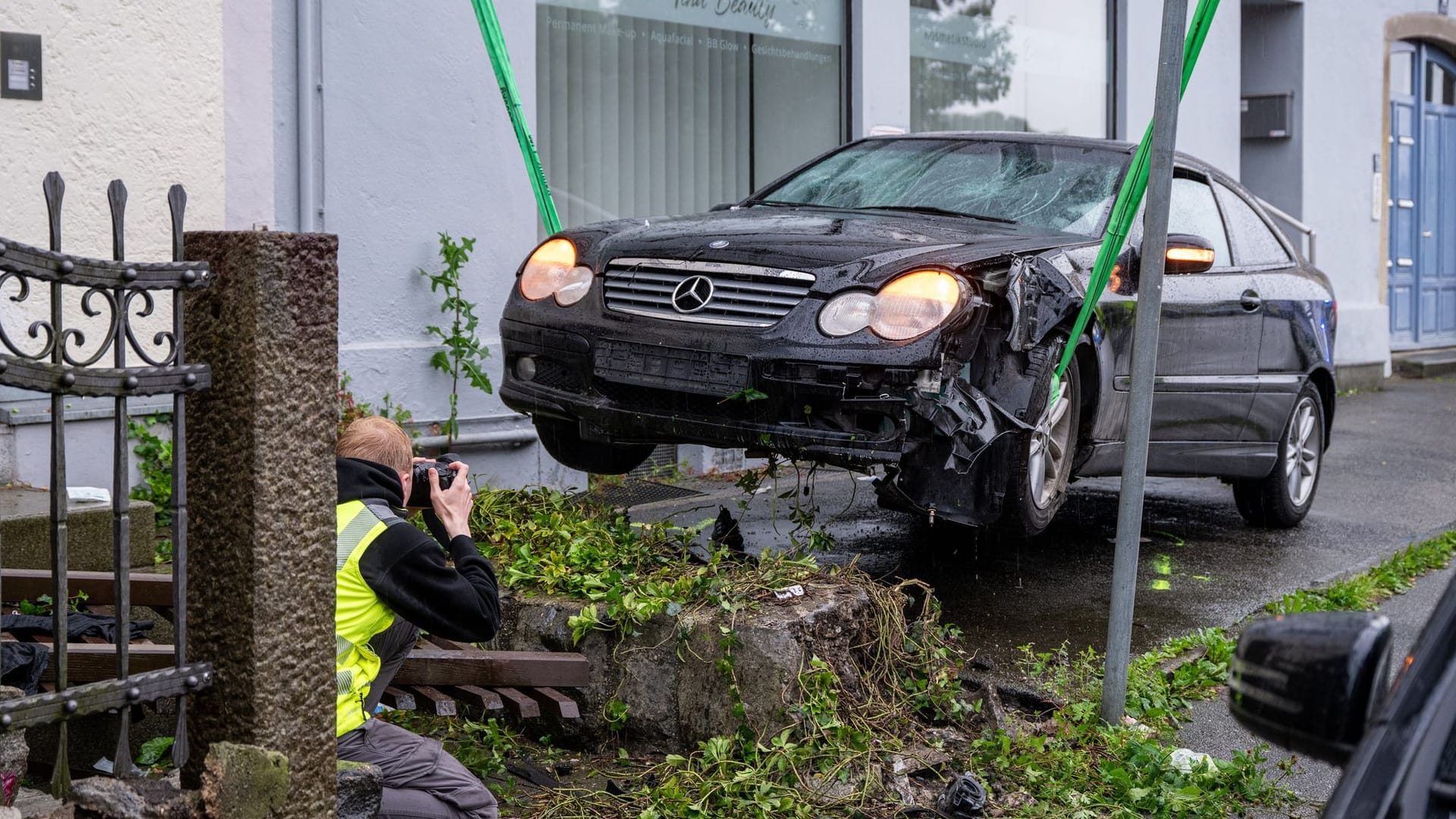 Mann fährt in Passau mit Auto in Menschengruppe
