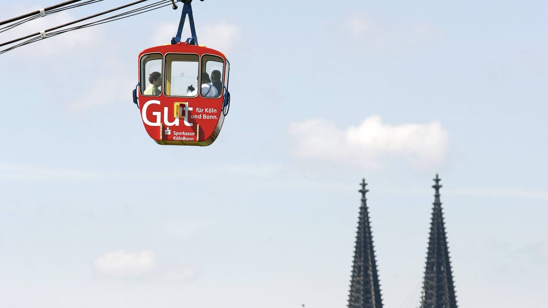 Touristen in einer Gondel der Seilbahn vor dem Kölner Dom (Symbolfoto): Die KVB wusste von dem Porno-Dreh eines Paares nichts.