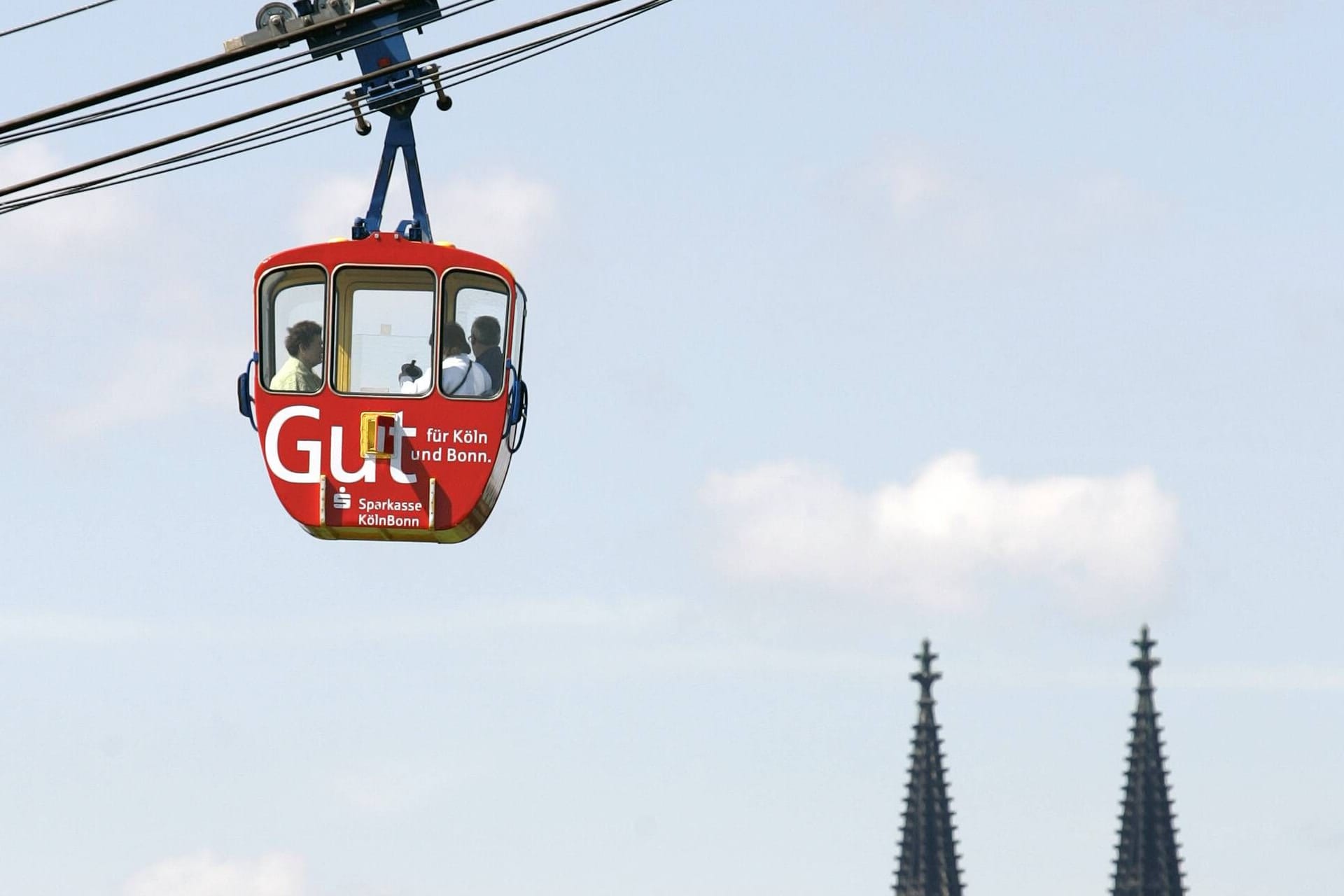 Touristen in einer Gondel der Seilbahn vor dem Kölner Dom (Symbolfoto): Die KVB wusste von dem Porno-Dreh eines Paares nichts.