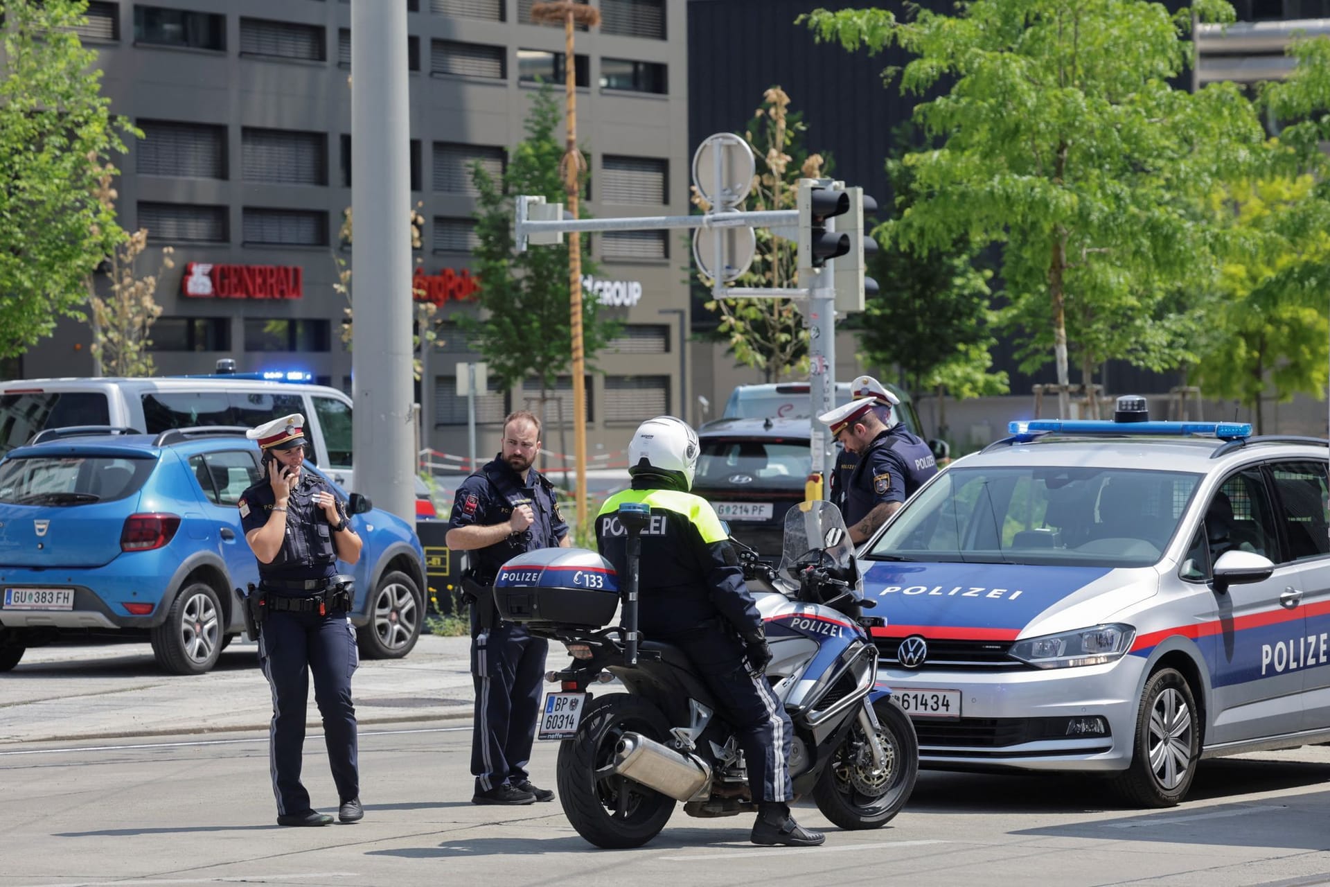 Polizisten sperren eine Straße nach dem Amoklauf in Graz: Ein Waffenexperte hat eine Vermutung, mit welchen Waffen der Täter geschossen haben könnte. Polizisten sperren eine Straße nach dem Amoklauf in Graz: Ein Waffenexperte hat eine Vermutung, mit welchen Waffen der Täter geschossen haben könnte.