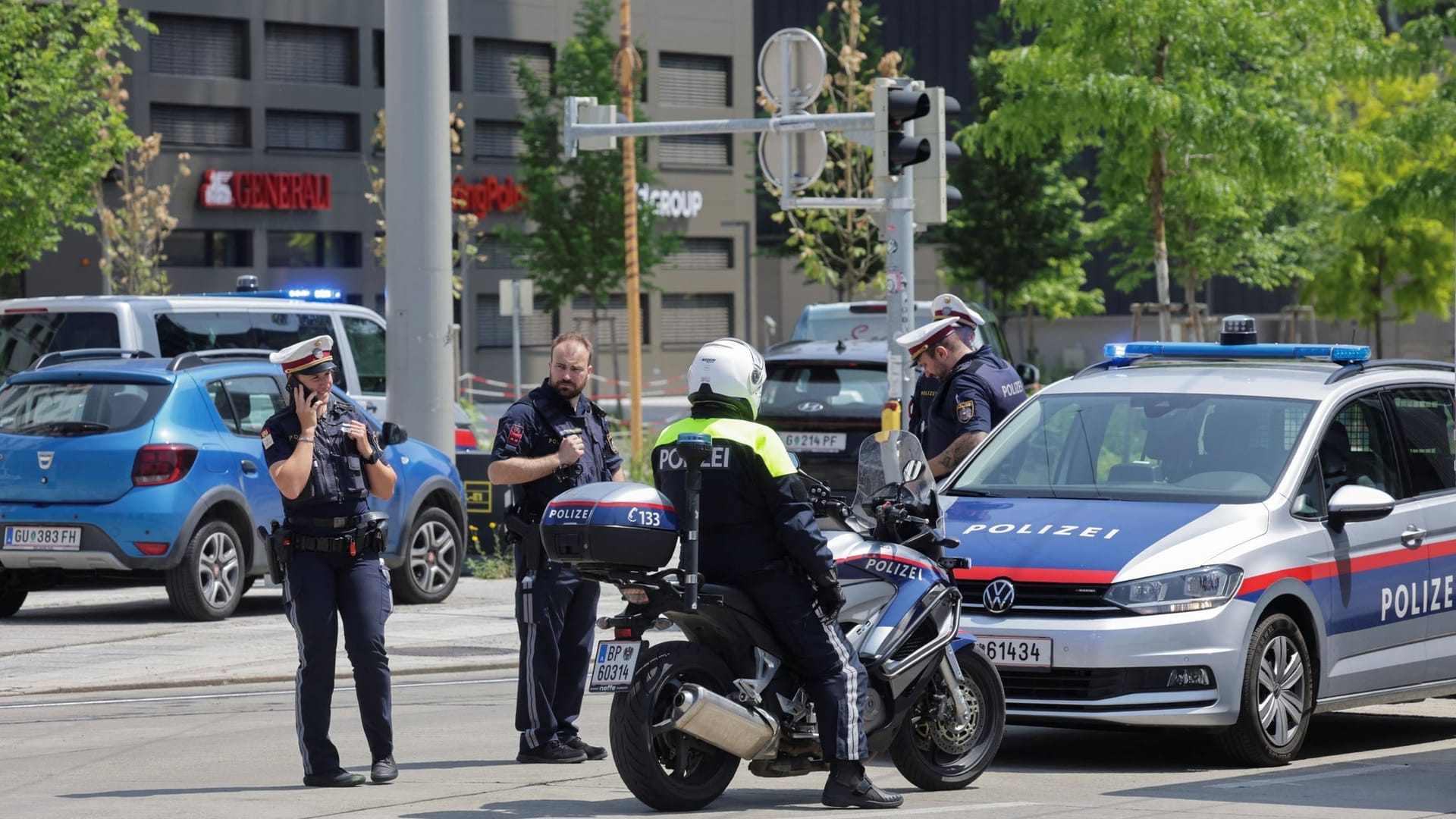 Polizisten sperren eine Straße nach dem Amoklauf in Graz: Ein Waffenexperte hat eine Vermutung, mit welchen Waffen der Täter geschossen haben könnte. Polizisten sperren eine Straße nach dem Amoklauf in Graz: Ein Waffenexperte hat eine Vermutung, mit welchen Waffen der Täter geschossen haben könnte.