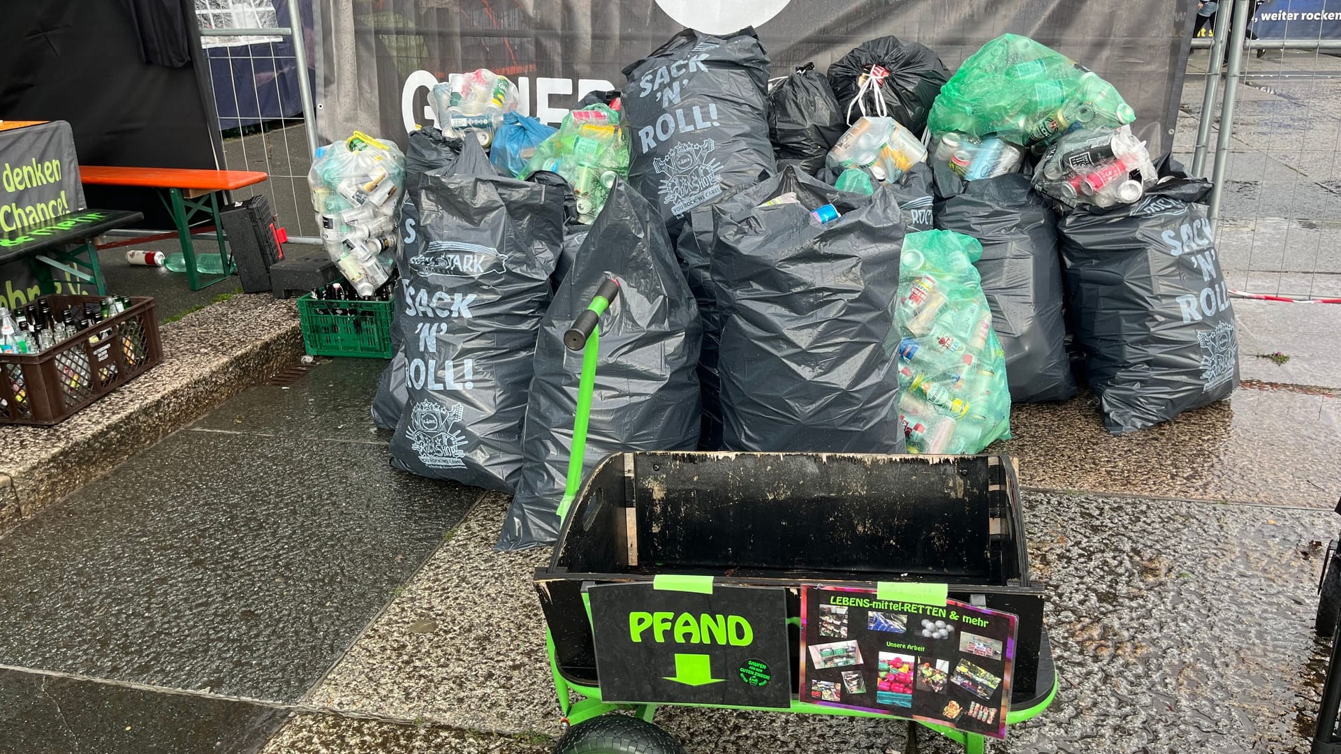 Pfandflaschen an dem Stand: 2024 sammelten sie mehr als 10.000 Dosen und Flaschen.