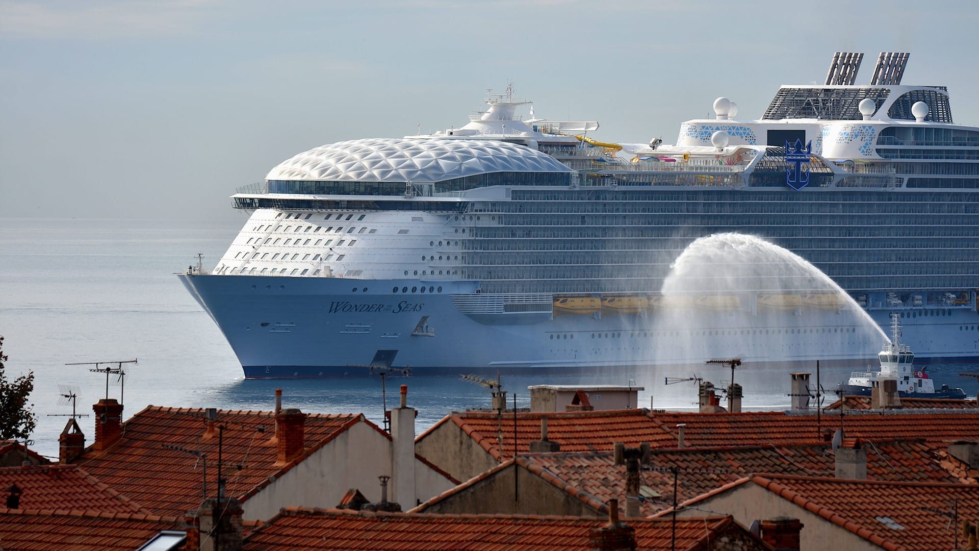 Blick auf das Schiff "Wonder of the Seas": Es zählt zu den größten Passagierschiffen der Welt. Blick auf das Schiff "Wonder of the Seas": Es zählt zu den größten Passagierschiffen der Welt.