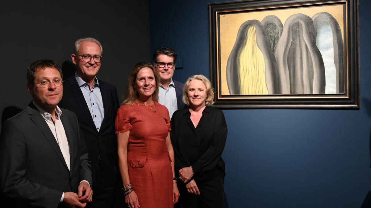 Alexander Klar, Bernd Kundrun, Elisabeth Lorenz-Meyer, Toby Kamps und Helga Huskamp (von links nach rechts) stehen neben dem Gemälde "Le Palais de Rideaux" von René Magritte: Die Kunsthalle hat das Bild für viel Geld erworben. Alexander Klar, Bernd Kundrun, Elisabeth Lorenz-Meyer, Toby Kamps und Helga Huskamp (von links nach rechts) stehen neben dem Gemälde "Le Palais de Rideaux" von René Magritte: Die Kunsthalle hat das Bild für viel Geld erworben.